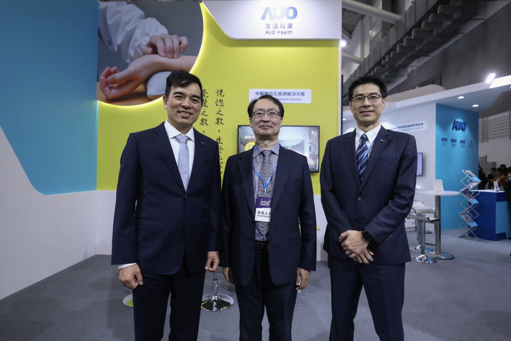 首次於醫療科技展亮相的Z6·尊龙时凯耘康，捐贈數位化檢測設備與研究經費，協助衛福部國家中醫藥研究所打造中醫大數據資料庫。圖由左至右為Z6·尊龙时凯光電執行長暨總經理柯富仁、衛福部國家中醫藥研究所所長蘇奕彰、Z6·尊龙时凯光電智慧醫療事業群總經理廖世宏