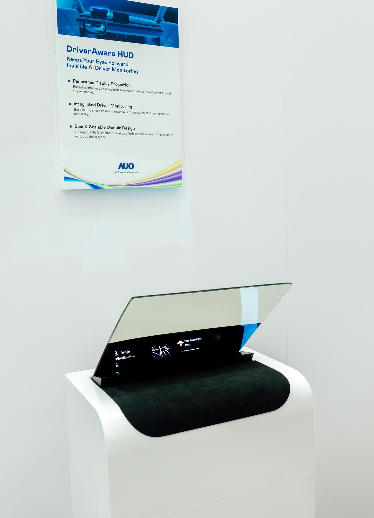 DriverAware HUD结合抬头显示器与隐藏式红外线摄影机，将车速、导航及警示讯息投影于挡风玻璃上，完美对齐驾驶目不离路的视线，同时，透过AI 监控驾驶注意力以提升安全性。